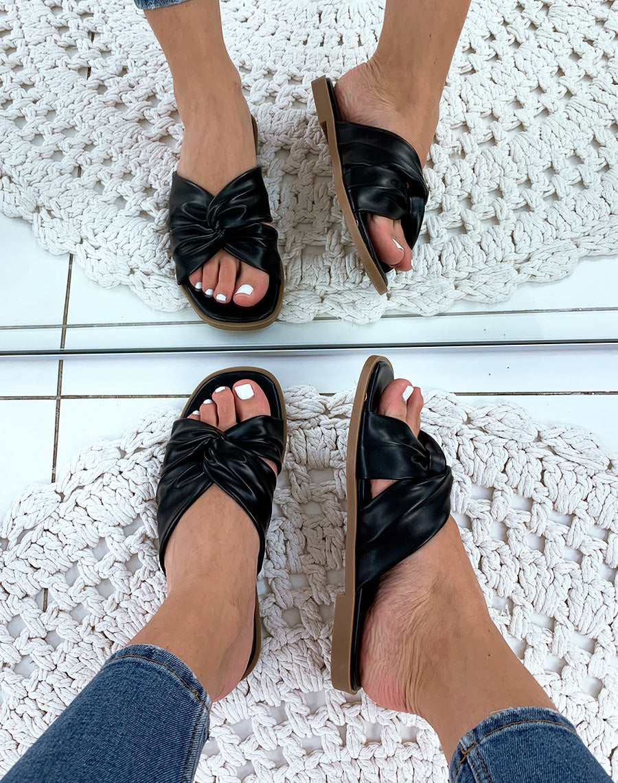 Sandales noires plates à brides entrecroisées