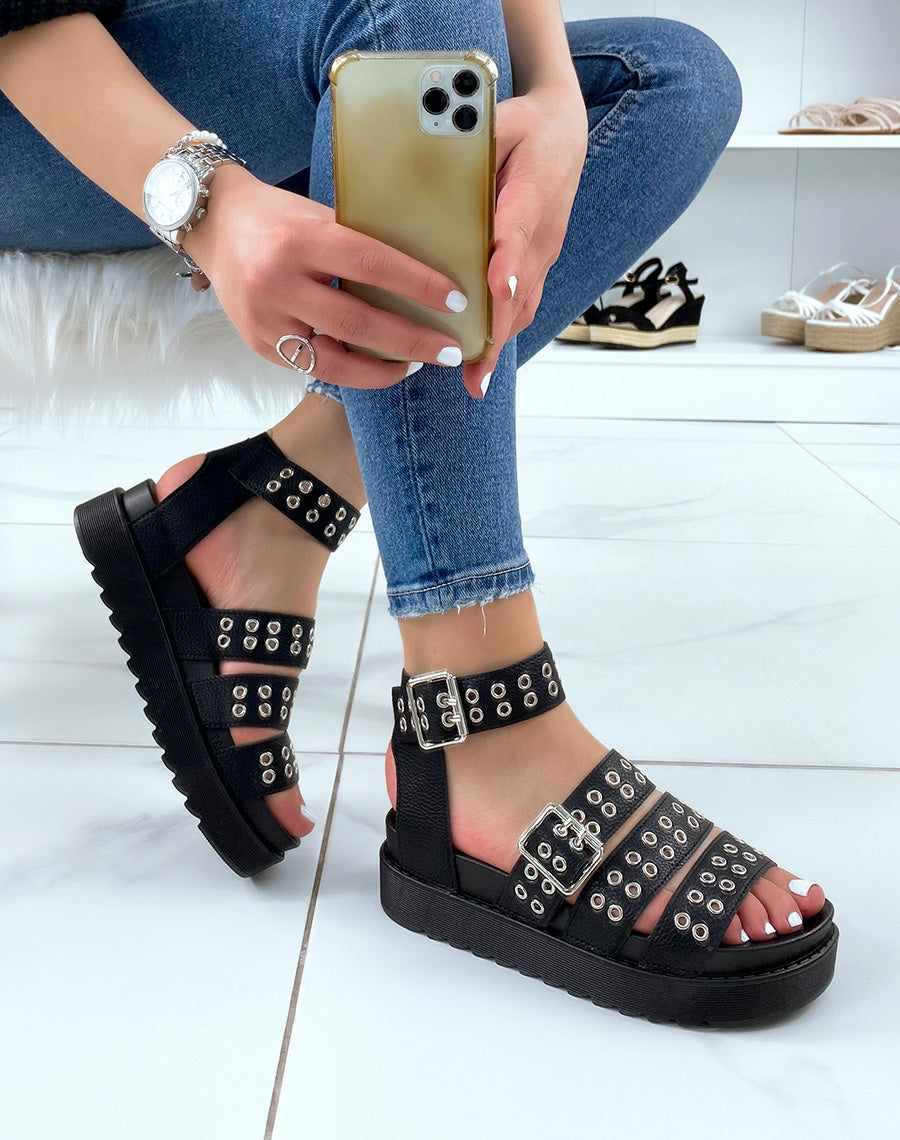 Sandales noires plates à multiples brides cloutées