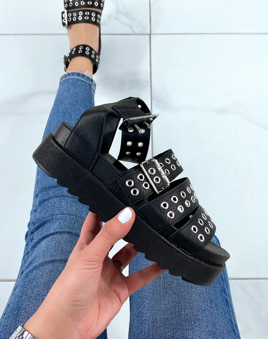 Sandales noires plates à multiples brides cloutées
