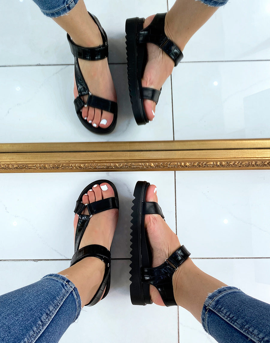 Sandales noires à semelle crantée et lanières asymétriques