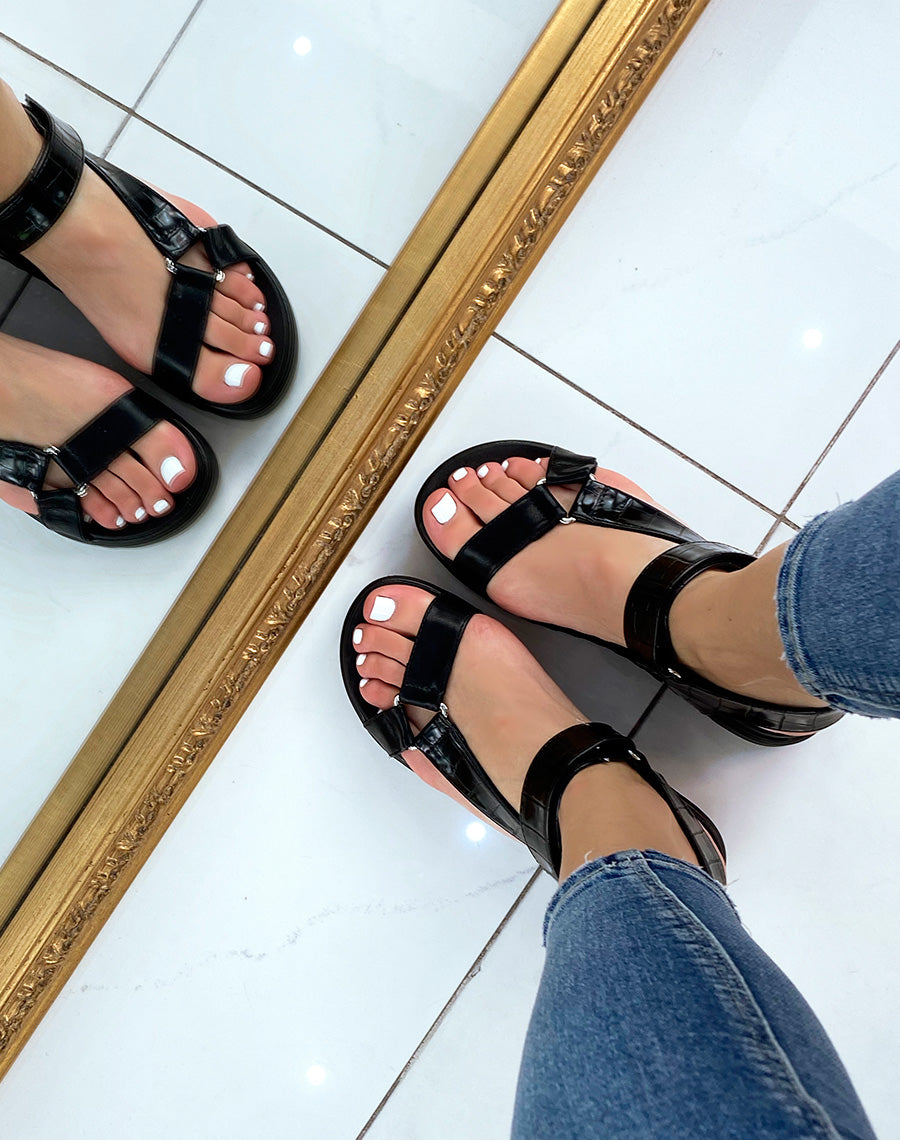 Sandales noires à semelle crantée et lanières asymétriques