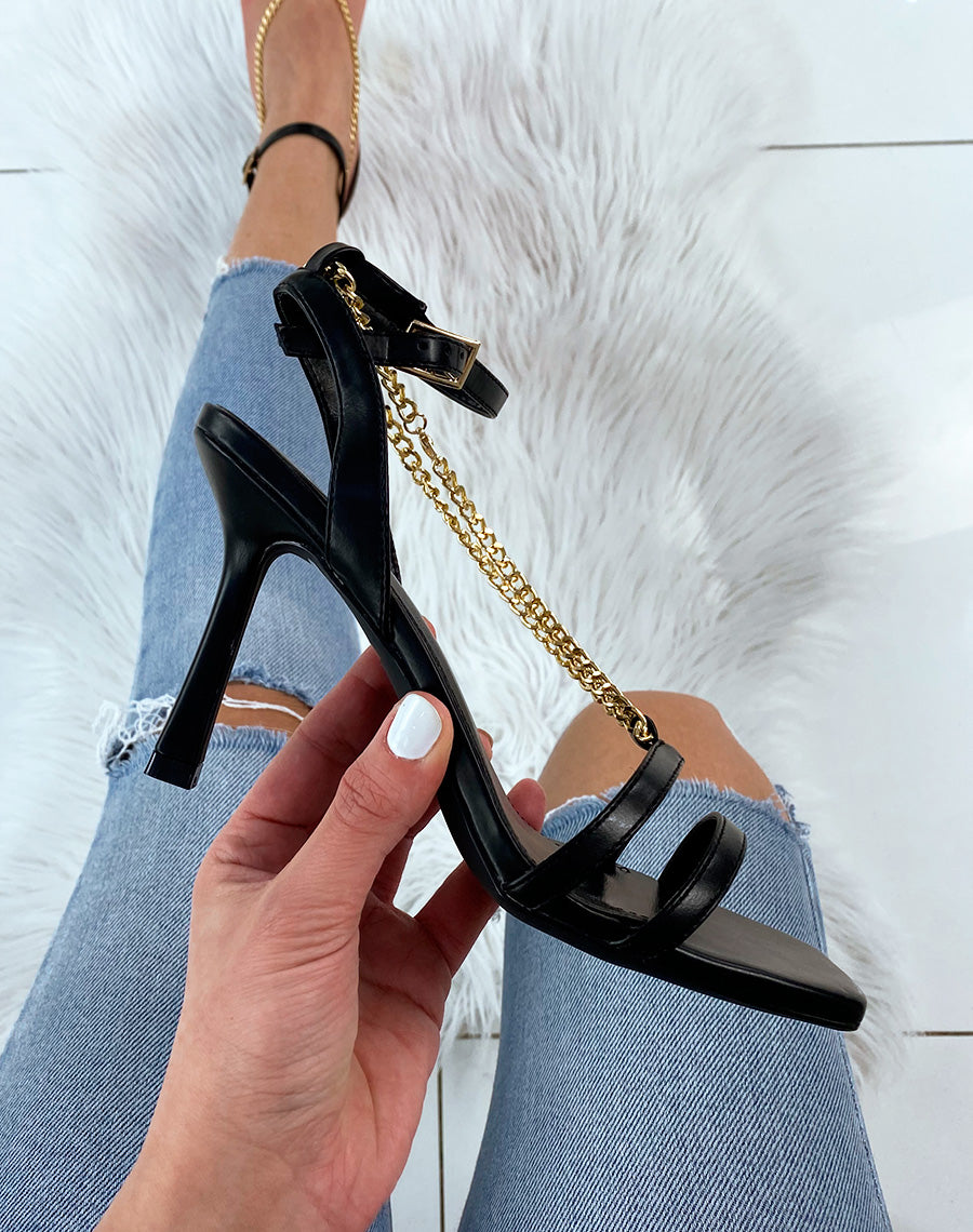 Sandales noires à talon aiguille avec chaîne dorée
