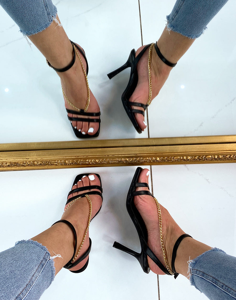 Sandales noires à talon aiguille avec chaîne dorée