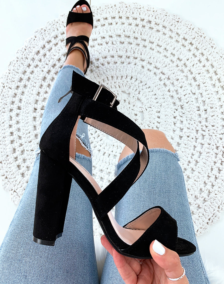 Sandales noires à talon carré en suédine
