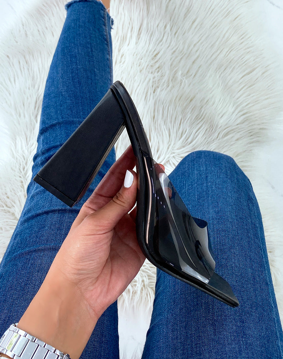 Sandales noires à talon carré et bride épaisse transparente