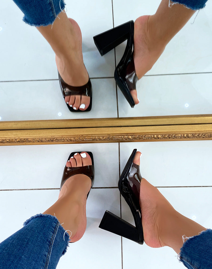 Sandales noires à talon carré et bride épaisse transparente