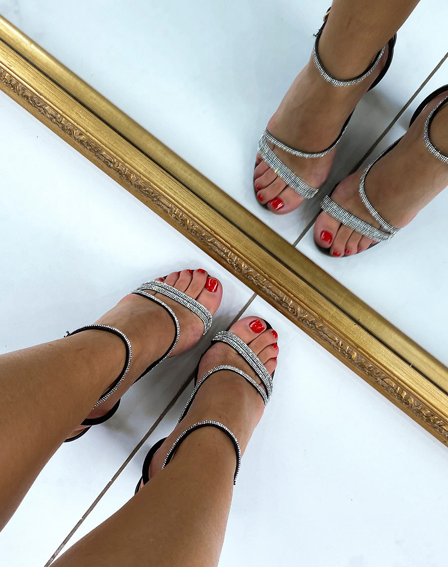 Sandales noires à talon et à lanière strassées bout rond