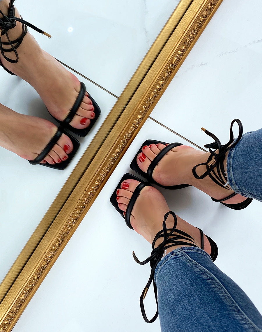 Sandales noires à talon et longues lanières