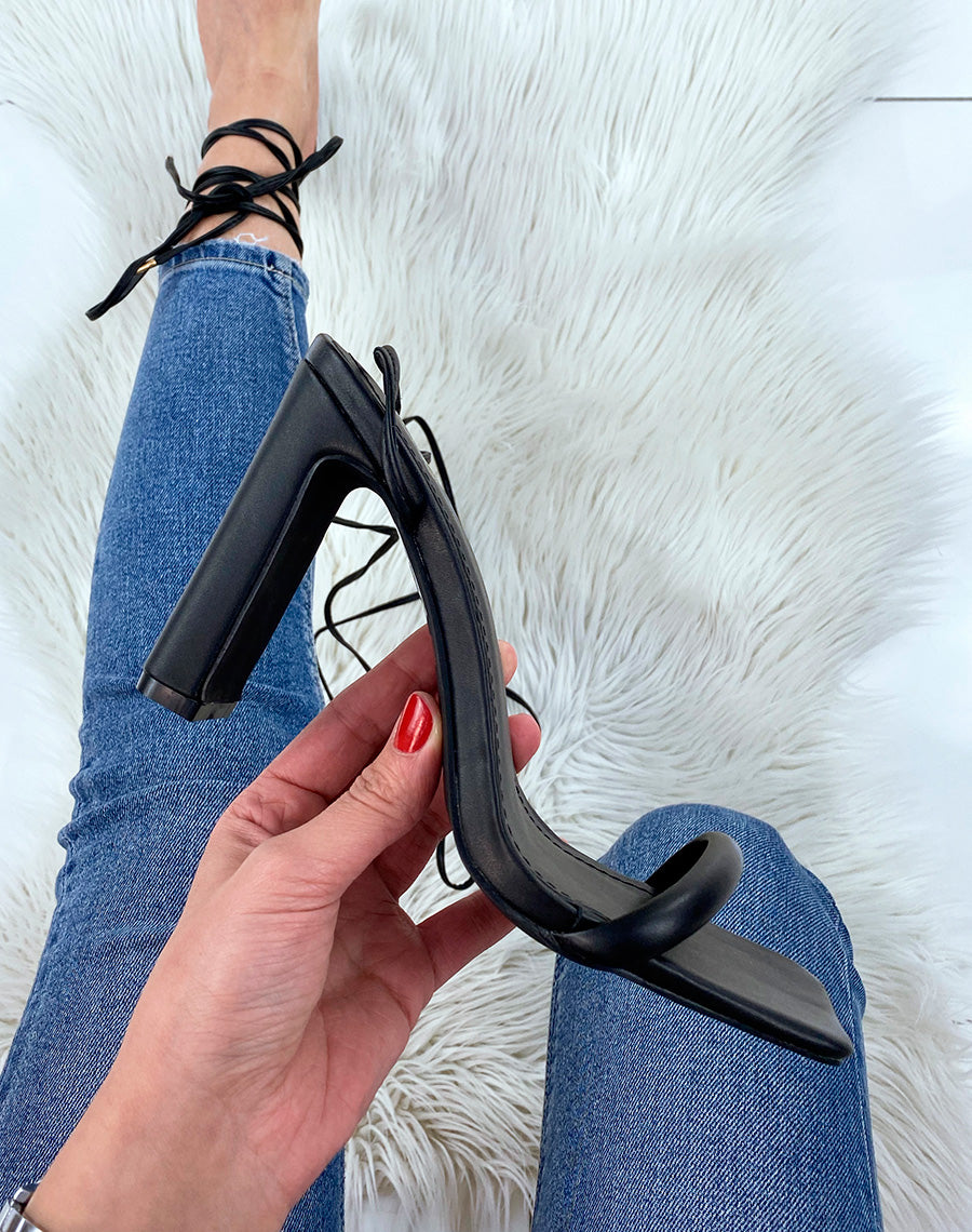 Sandales noires à talon et longues lanières