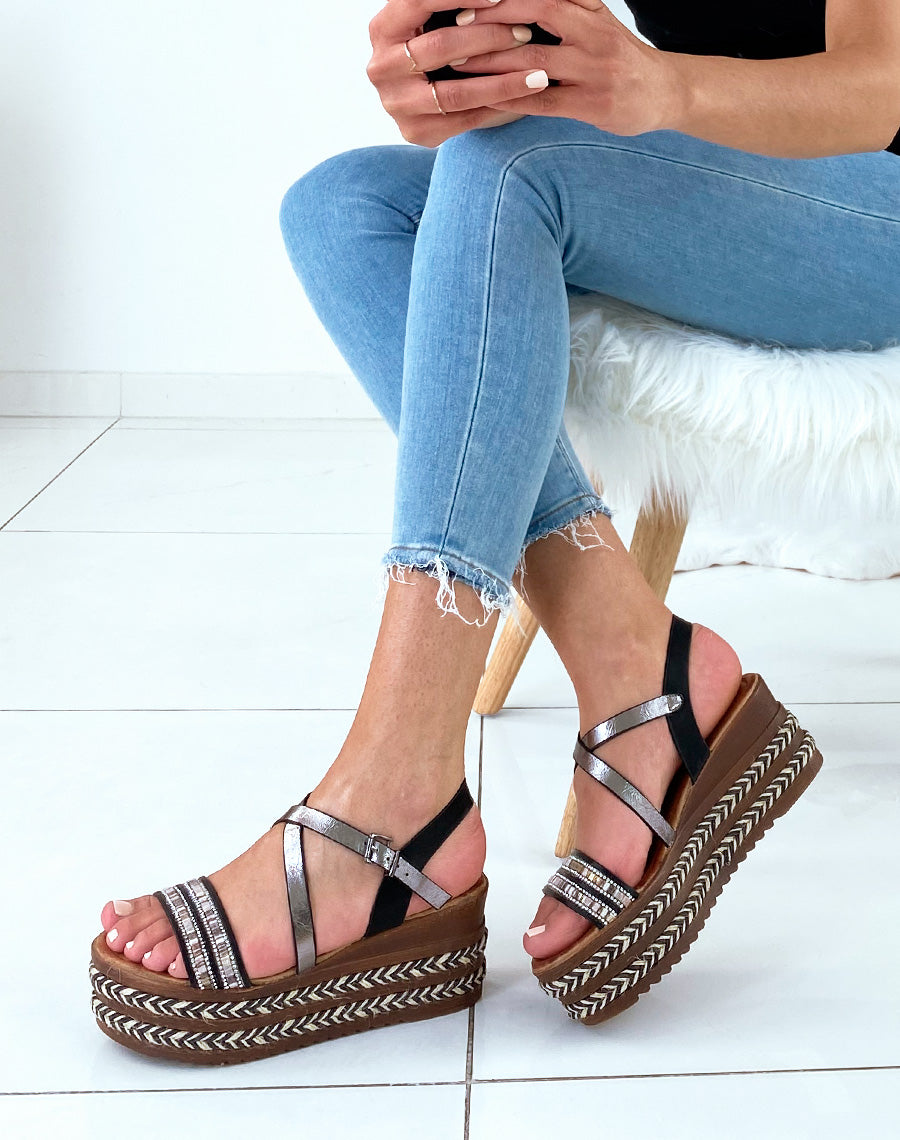 Sandales noires à talons compensées et multiples brides fantaisies