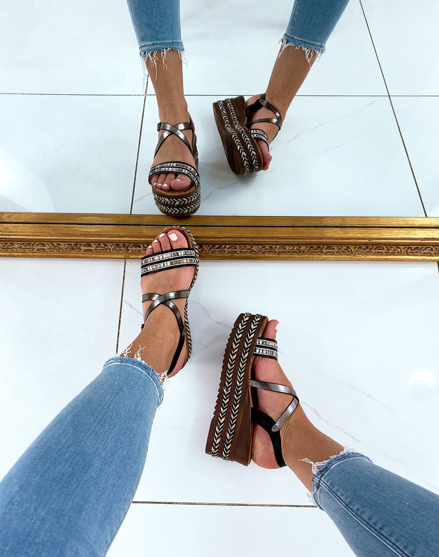 Sandales noires à talons compensées et multiples brides fantaisies