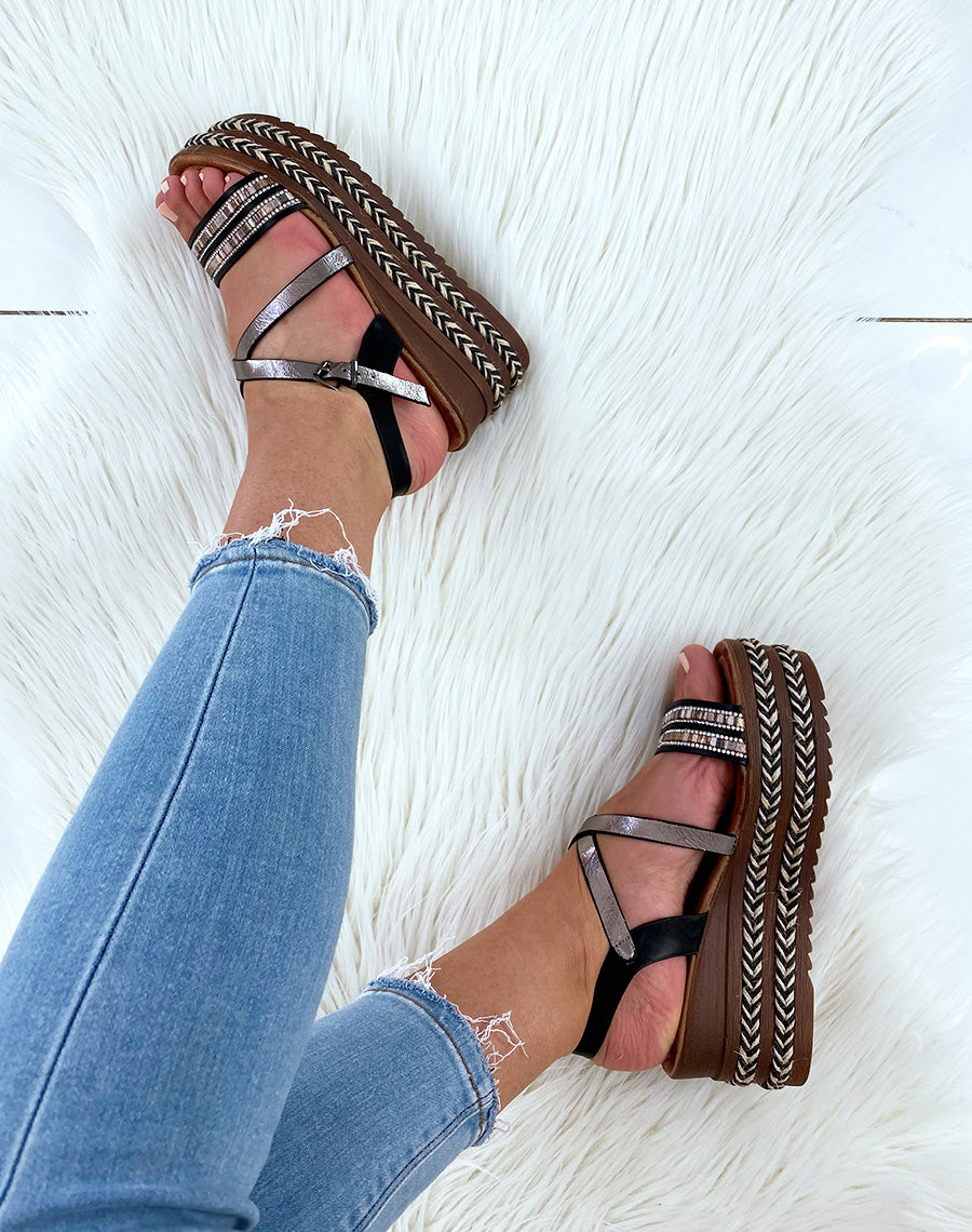 Sandales noires à talons compensées et multiples brides fantaisies