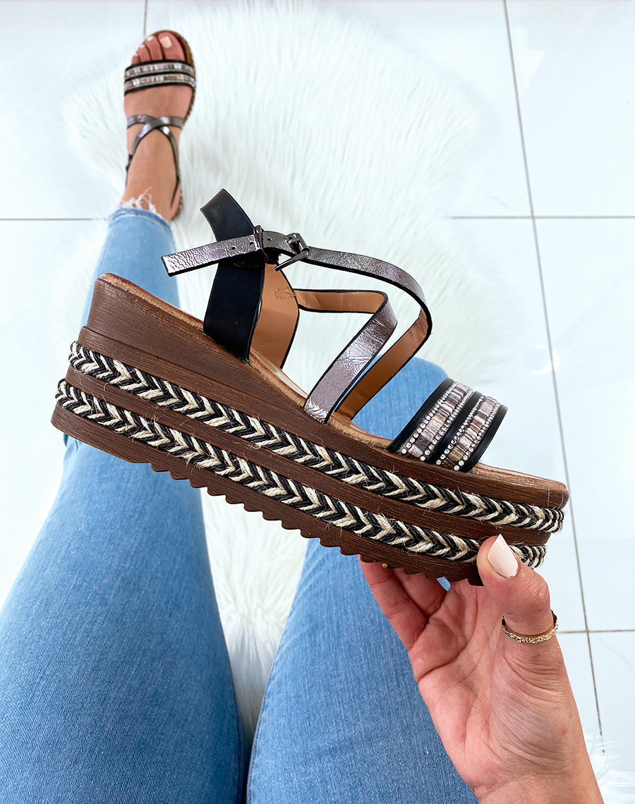 Sandales noires à talons compensées et multiples brides fantaisies