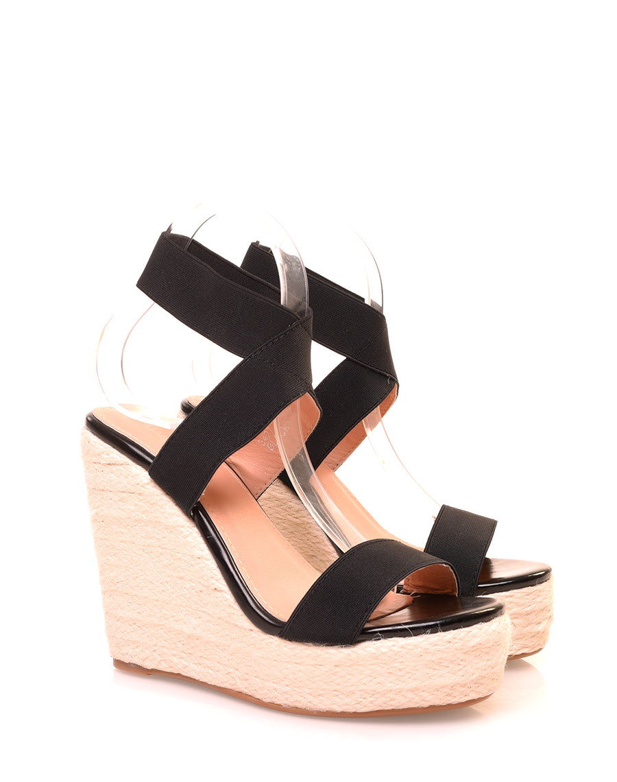 Sandales noires à talons compensés en osier