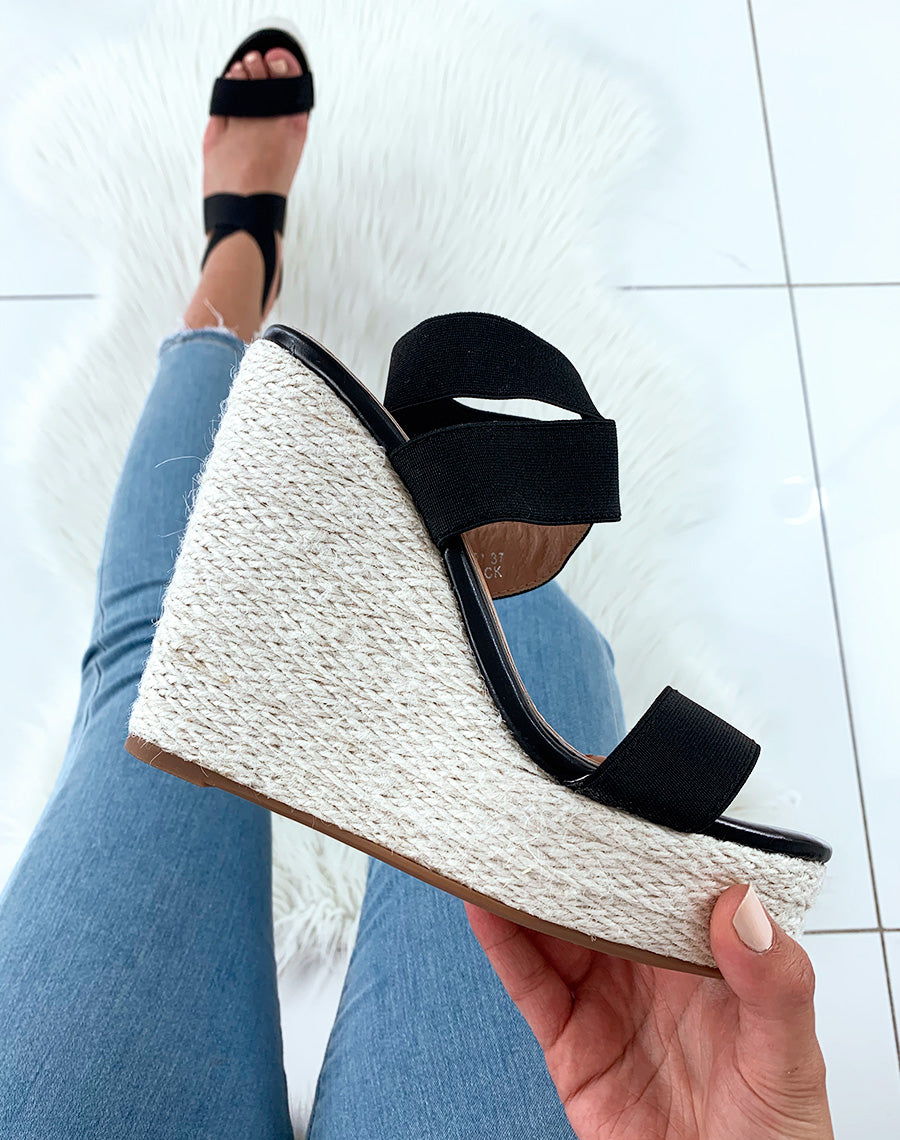 Sandales noires à talons compensés en osier