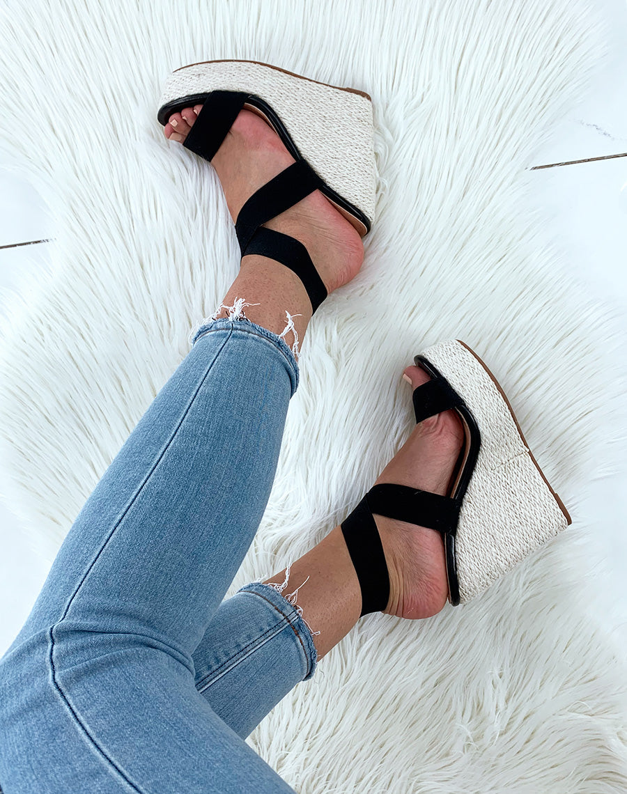 Sandales noires à talons compensés en osier