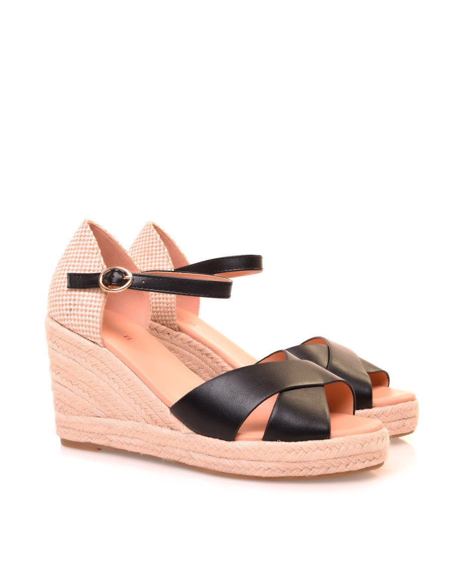 Sandales noires à talons compensés et à lanières croisées