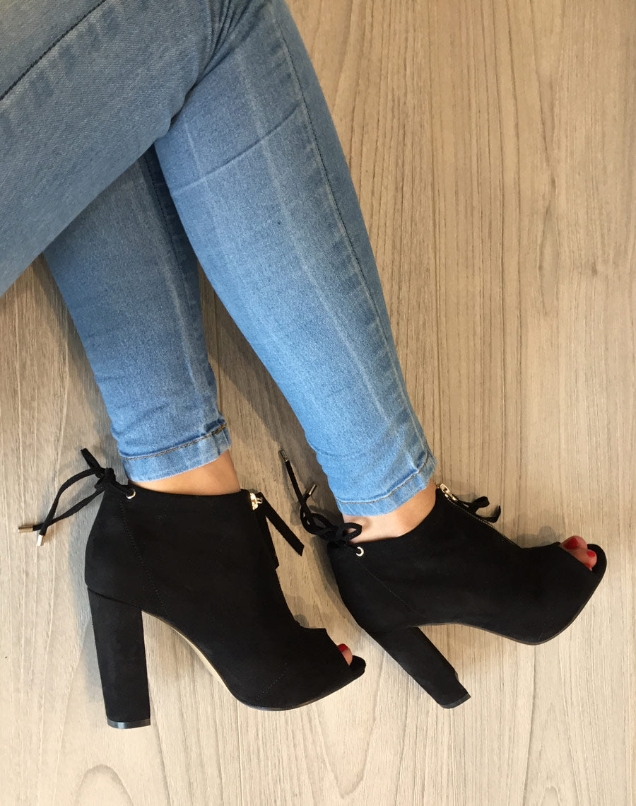 Sandales noires à talons en suédine