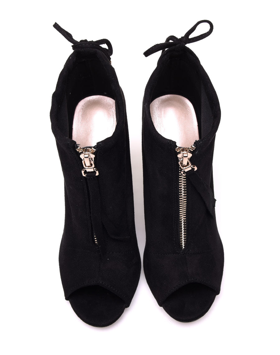 Sandales noires à talons en suédine