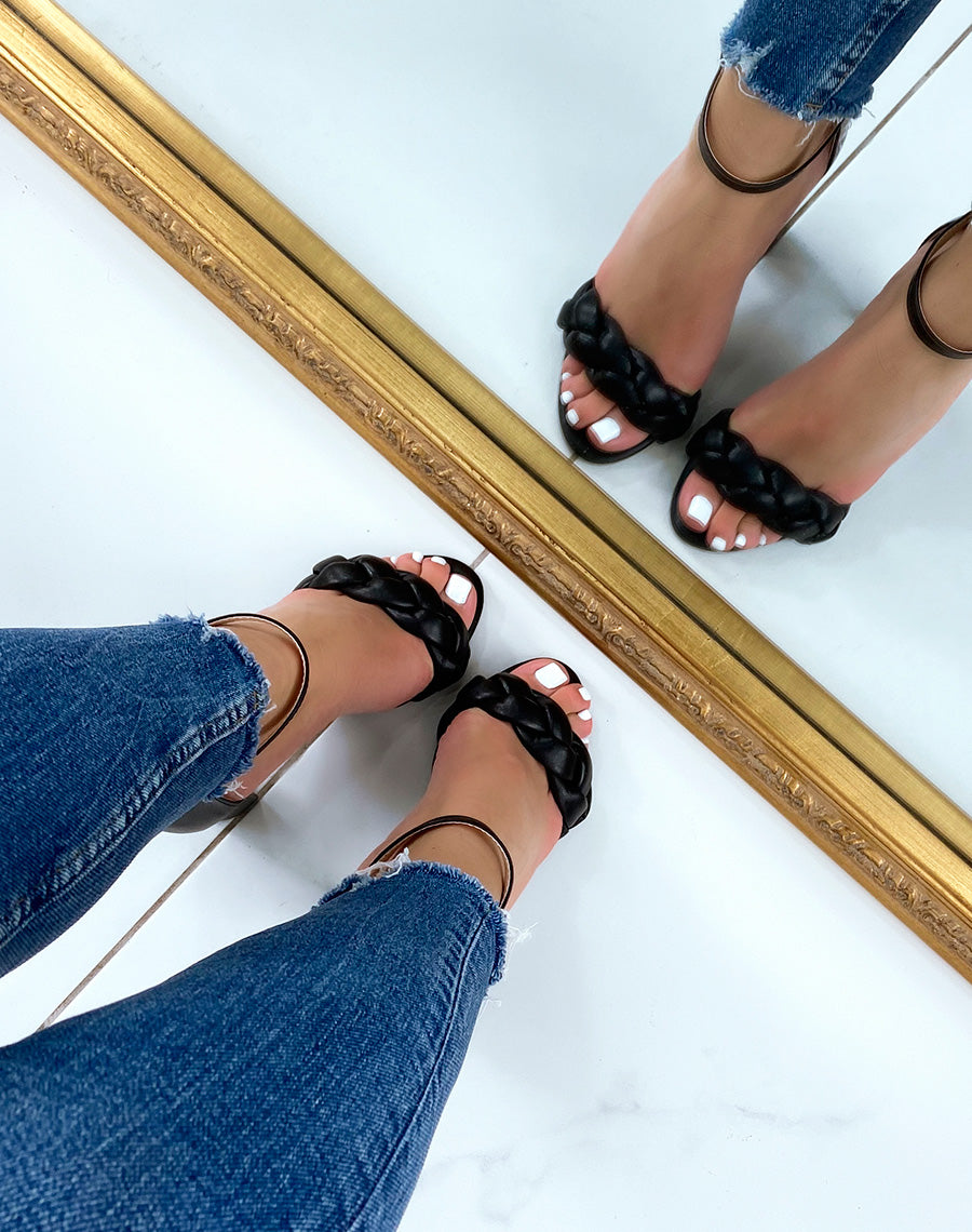 Sandales noires à talons et bride tressée