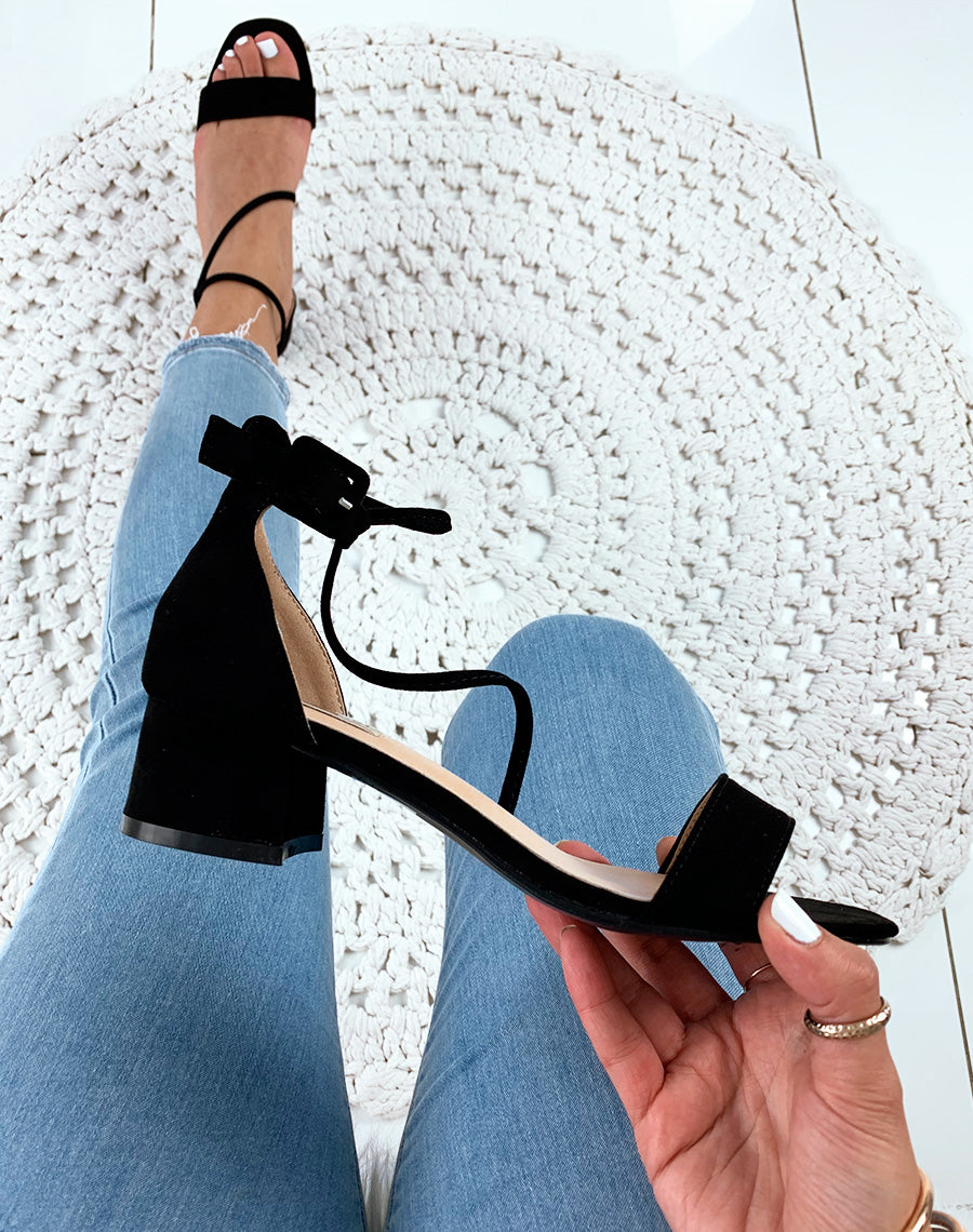 Sandales noires à talons et à lanières entrecroisées