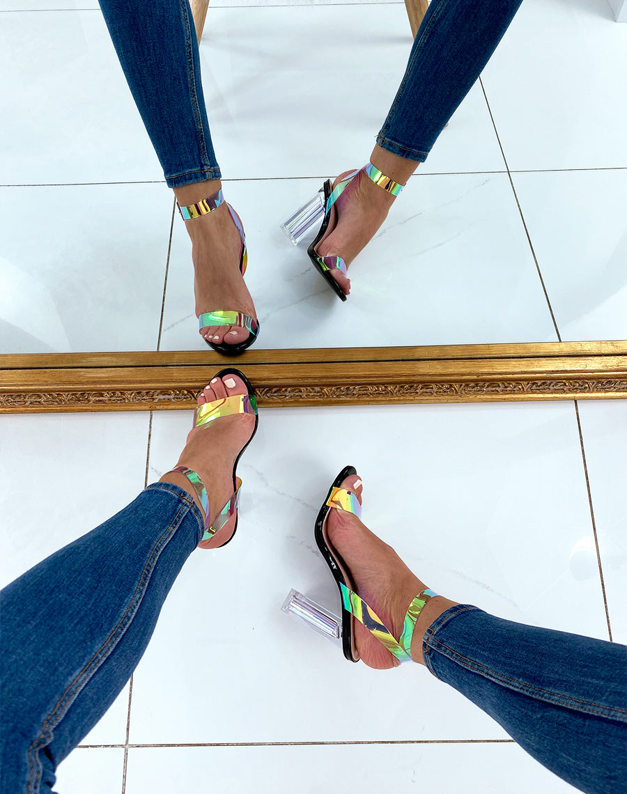 Sandales noires à talons transparents et à brides holographiques