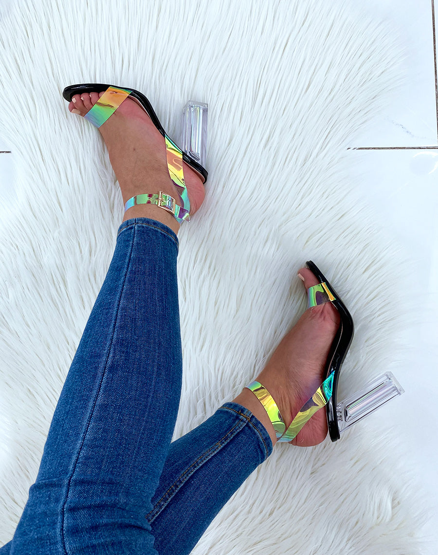 Sandales noires à talons transparents et à brides holographiques