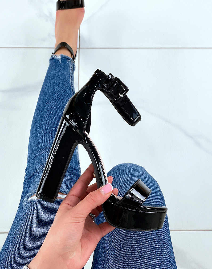 Sandales noires vernie à plateforme et talon haut