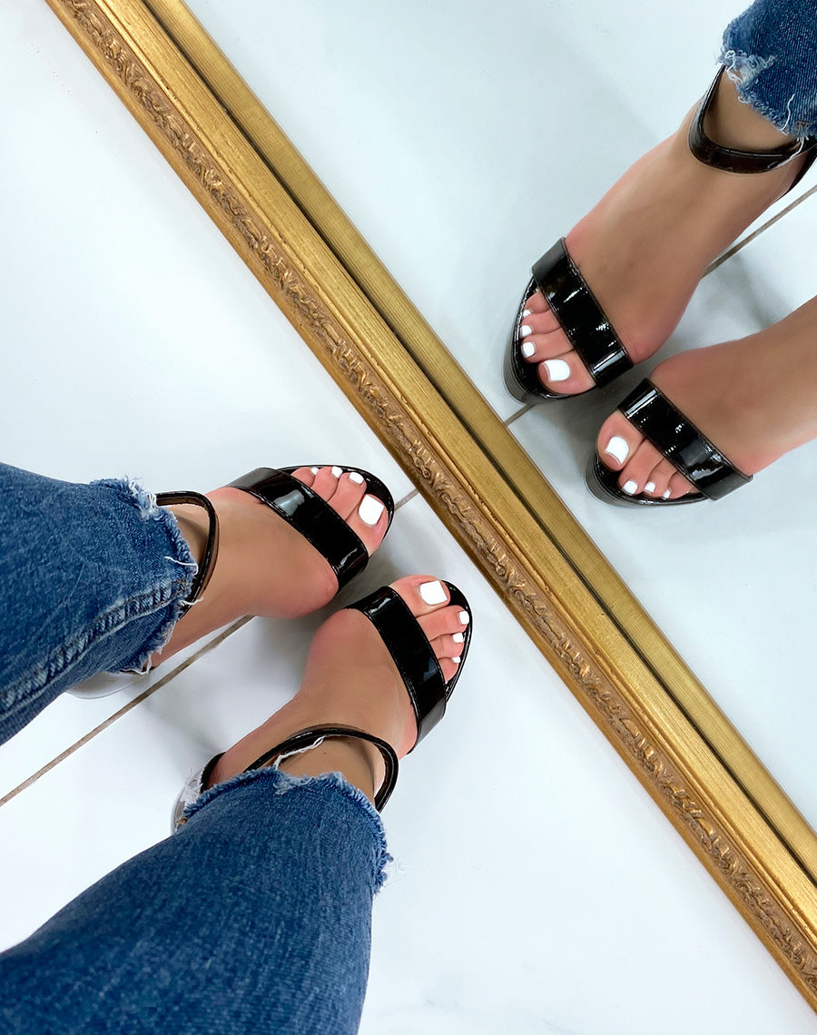Sandales noires vernie à plateforme et talon haut