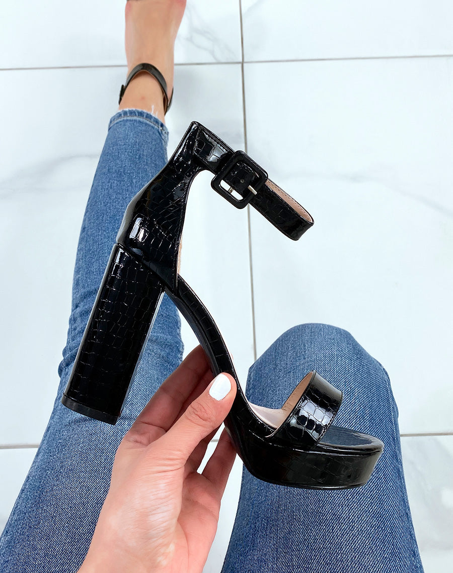 Sandales noires vernies effet croco à plateforme et talon haut