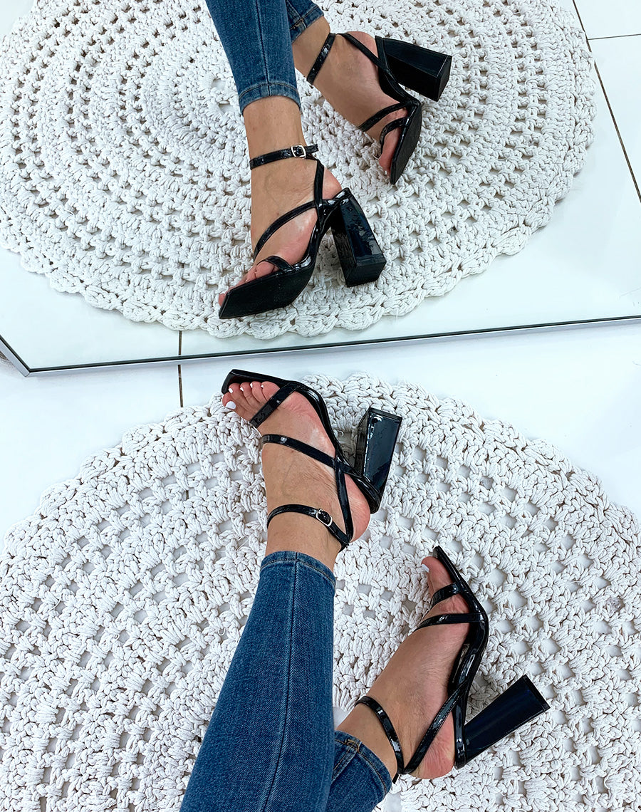 Sandales noires vernies à talons et à multiples lanières