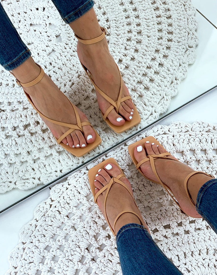 Sandales nudes pointure larges et talon fin trapèze