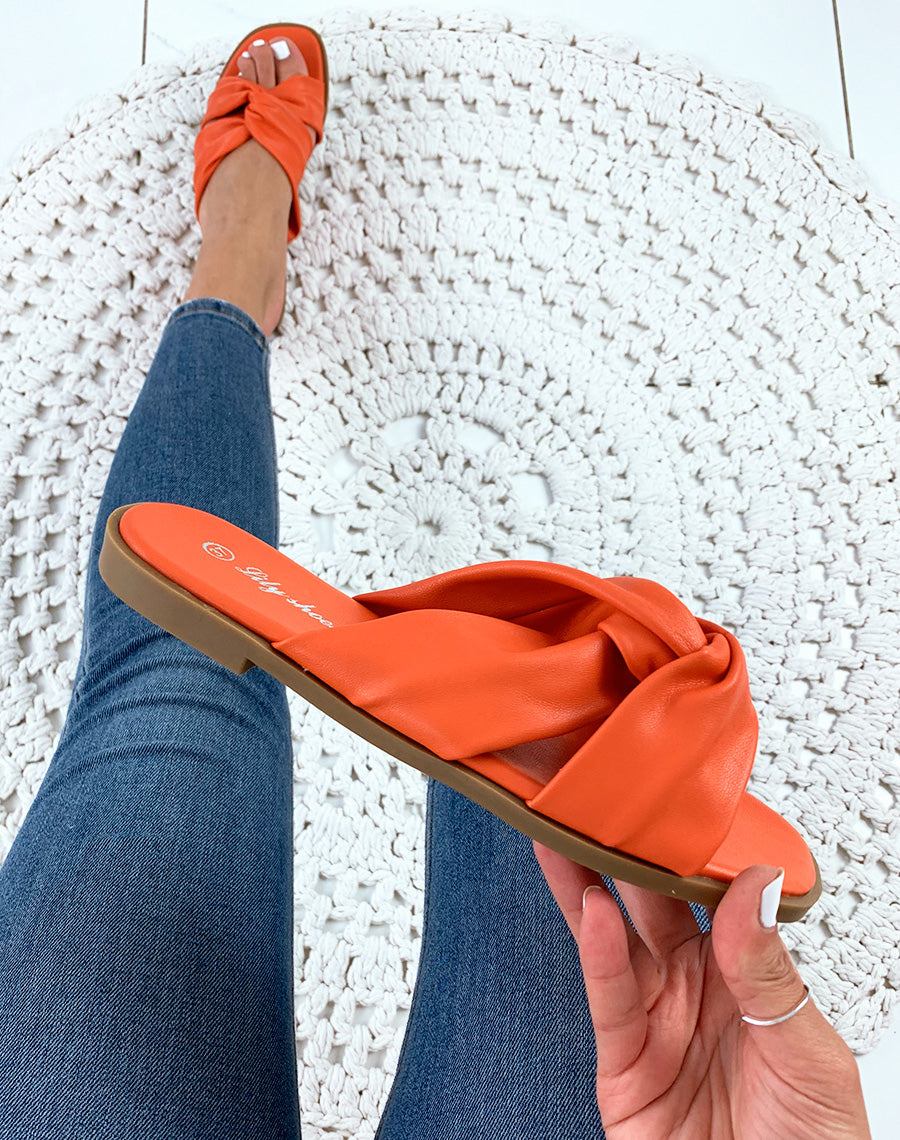 Sandales orangées plates à brides entrecroisées