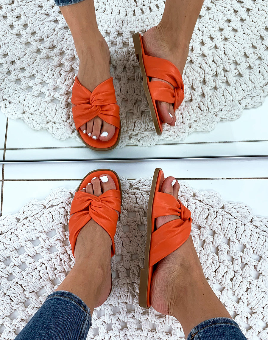 Sandales orangées plates à brides entrecroisées