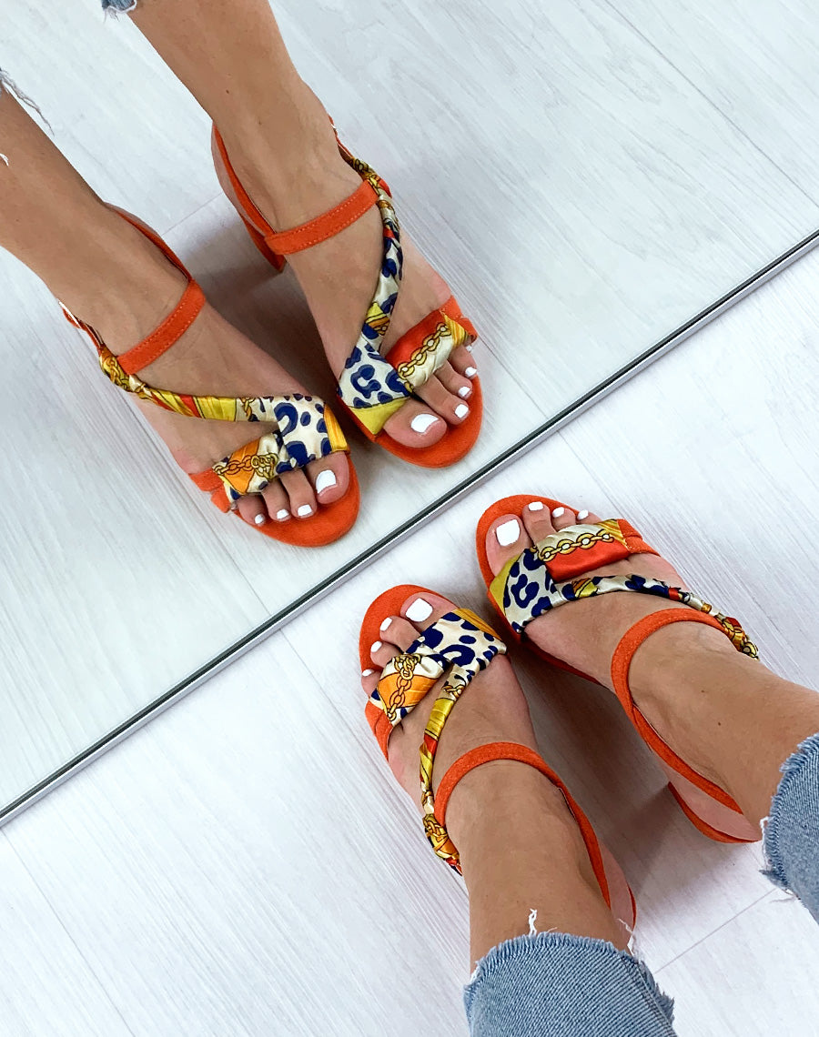 Sandales orange à bride tressé d’un foulard imprimé