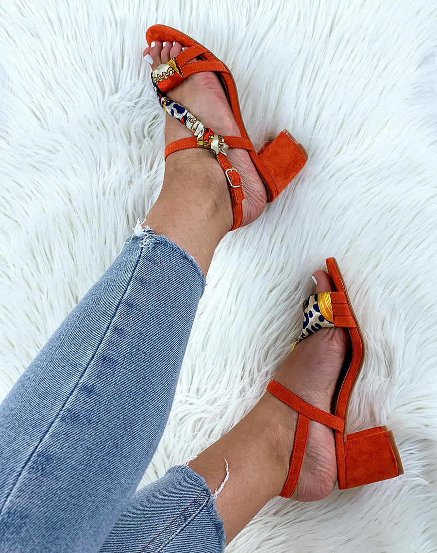Sandales orange à bride tressé d’un foulard imprimé