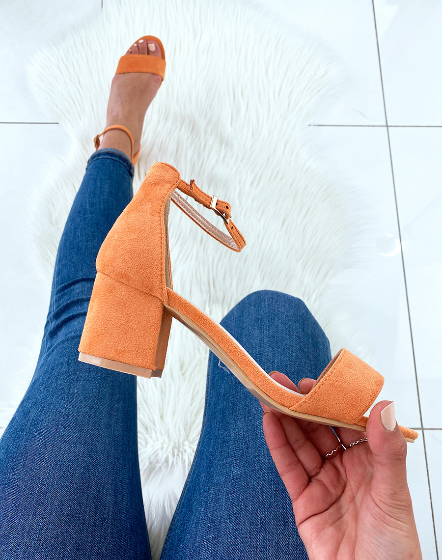 Sandales orange en suédine à talon carré