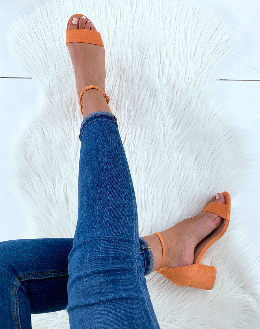 Sandales orange en suédine à talon carré