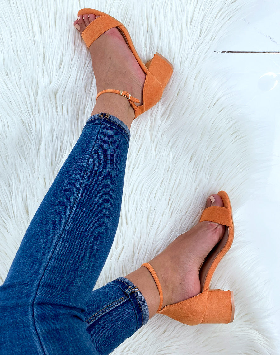 Sandales orange en suédine à talon carré