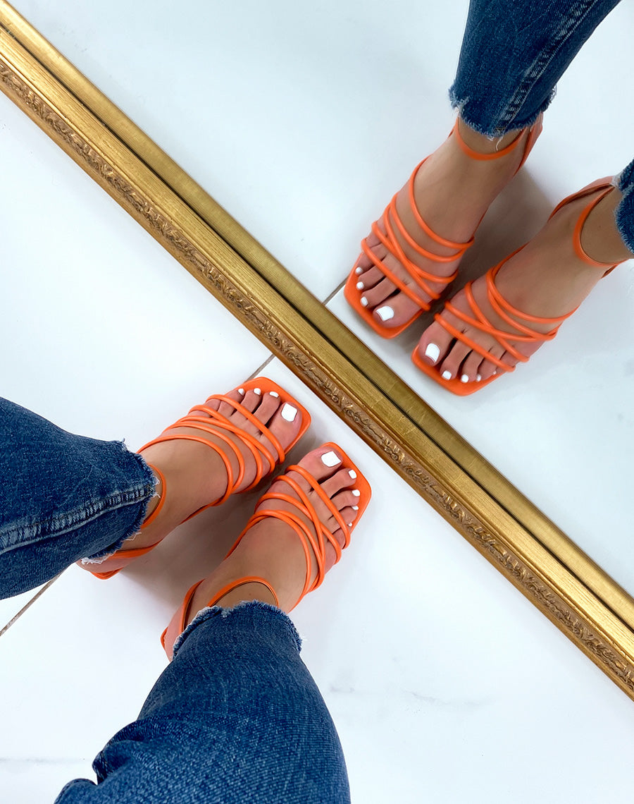 Sandales oranges à talon et multiples lanières