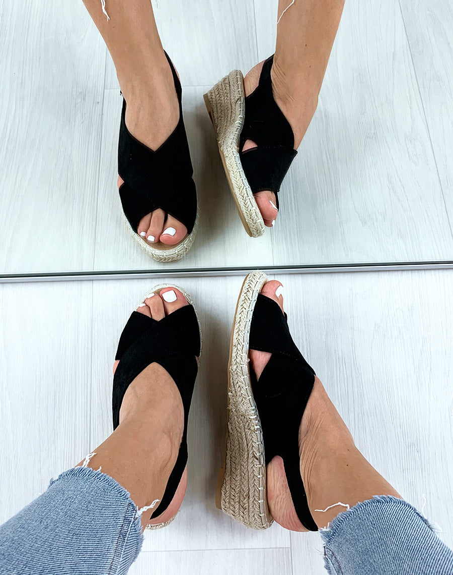 Sandales ouvertes en suédine noires à talons compensés