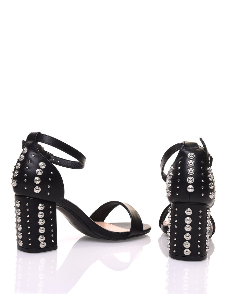 Sandales ouvertes et cloutés à talons noires