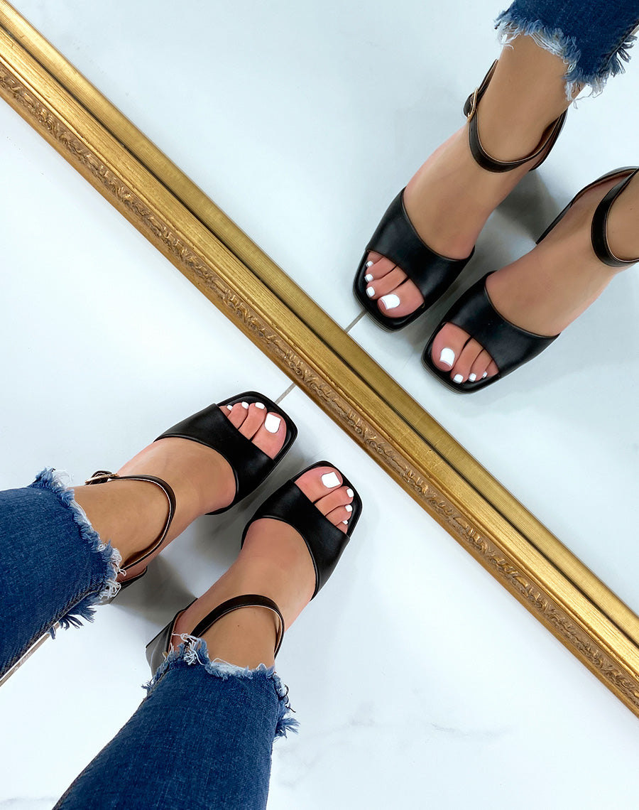 Sandales ouvertes noires à talon imposant et biseauté