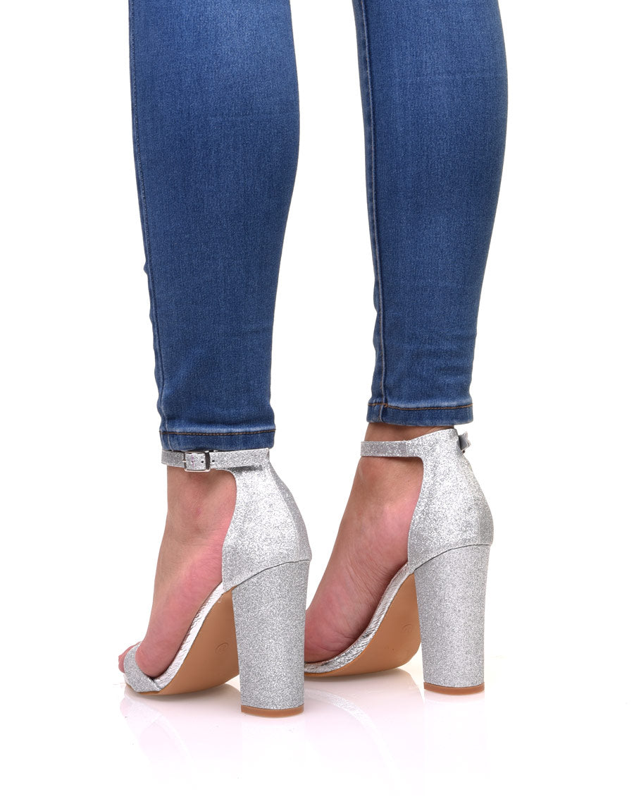 Sandales pailletées argentées à talons