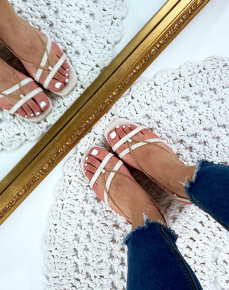 Sandales plates beige à chaînes