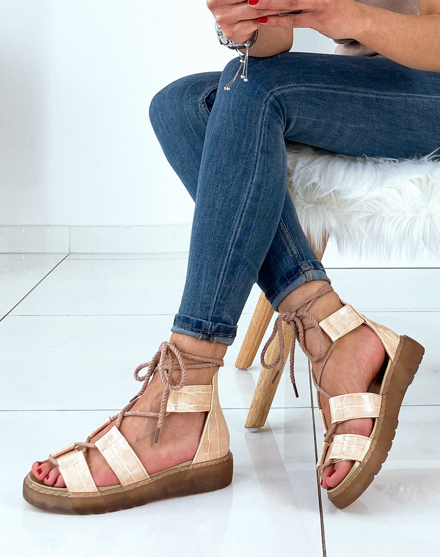 Sandales plates beiges avec lacets chevilles