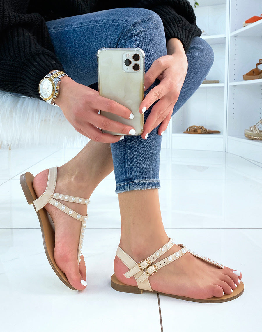 Sandales plates beiges à entre-doigts perlés