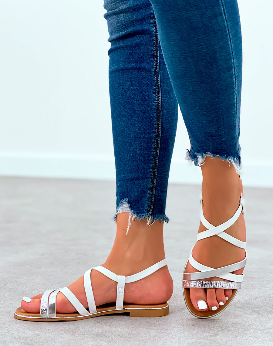 Sandales plates bi-couleur blanche et argentée à lanière entrecroisée