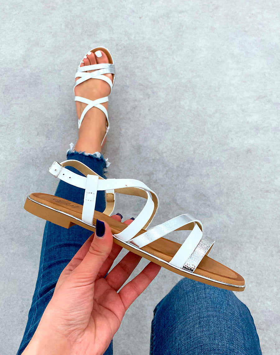 Sandales plates bi-couleur blanche et argentée à lanière entrecroisée