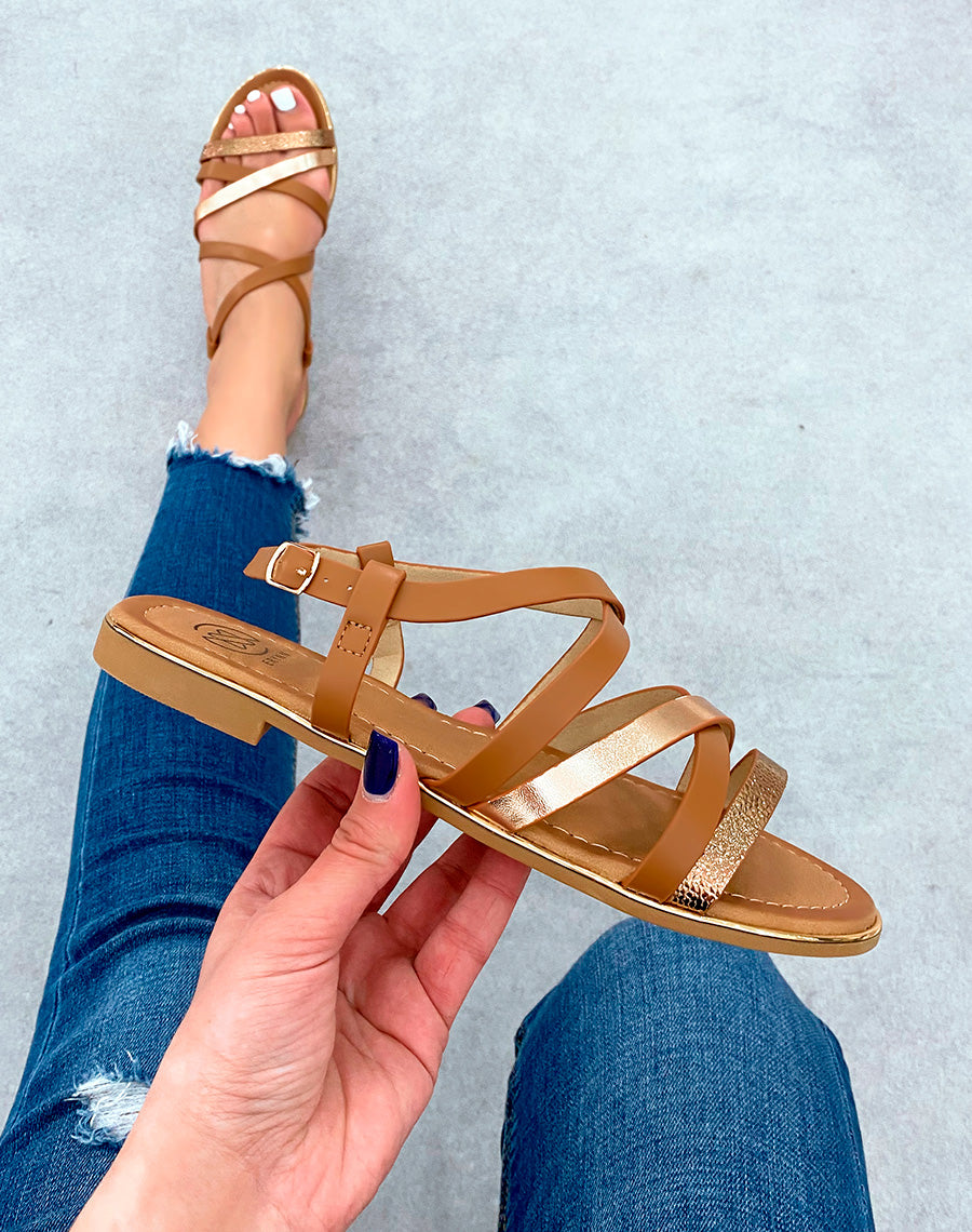 Sandales plates bi-couleur camel et rose gold à lanière entrecroisée